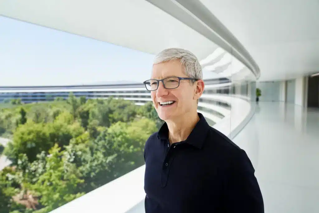 Tim Cook đã thay Steve Jobs đứng đầu bộ phận kinh doanh điều hành công ty