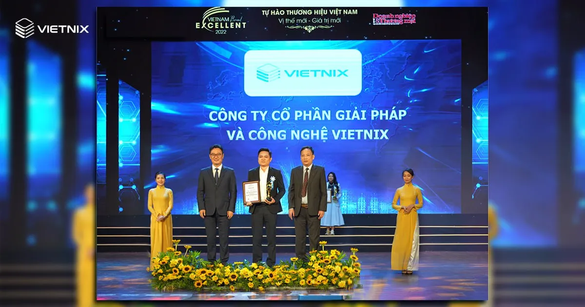 Đại diện Vietnix nhận giải thưởng - Thương hiệu Việt Nam xuất sắc