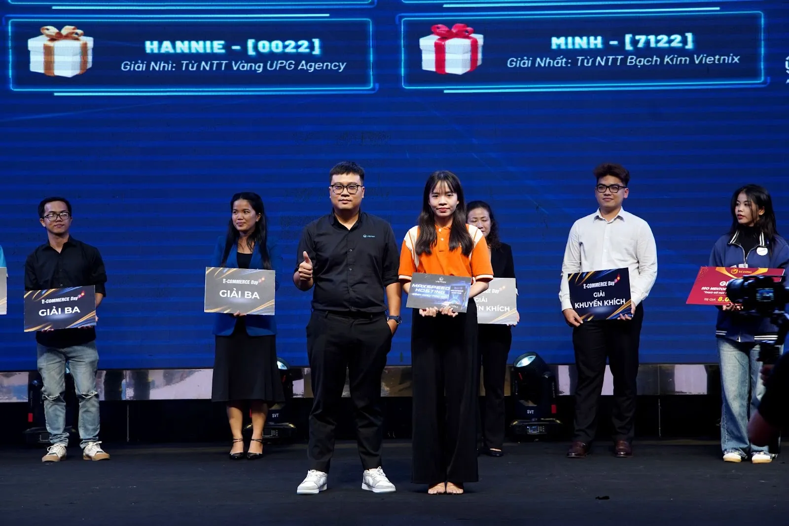 Nhà tài trợ Vietnix trao quà cho người chơi may mắn 2