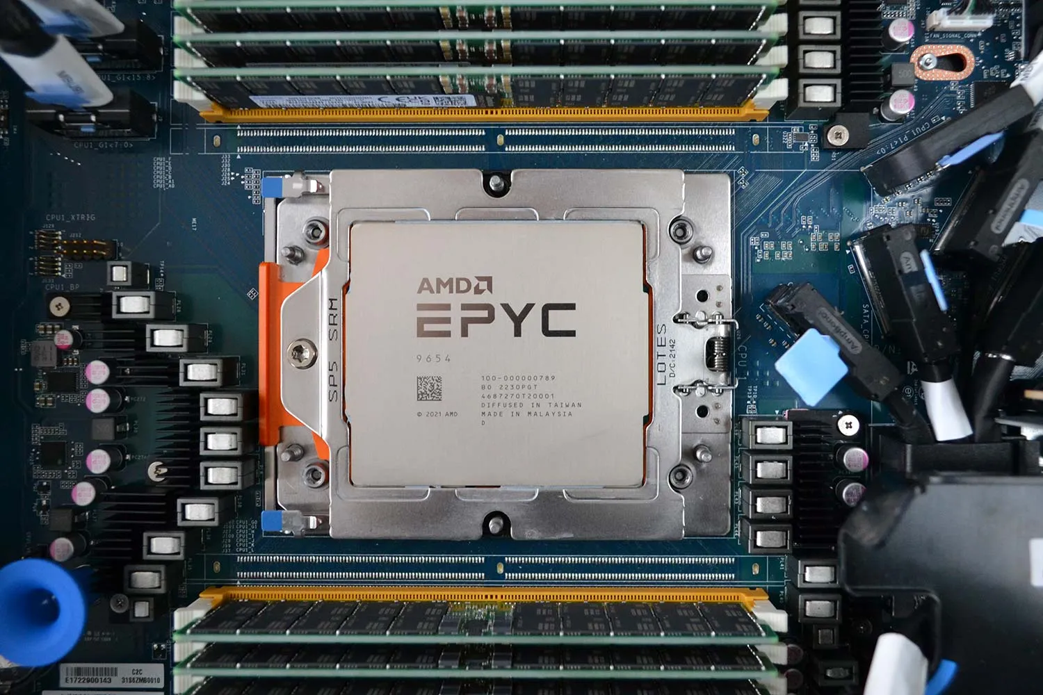 AMD EPYC là dòng CPU dành cho máy chủ, có tới 24 nhân, 48 luồng, được phát triển trên kiến trúc AMD Infinity Architecture