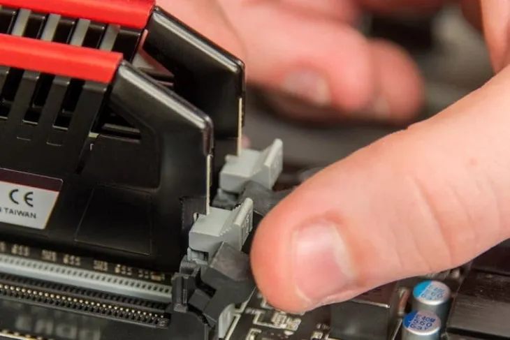 Lắp đặt LRDIMM vào khe cắm